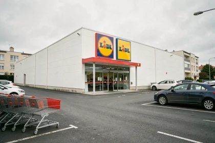 Façade extérieure d'un supermarché Lidl avec parking en zone périurbaine française